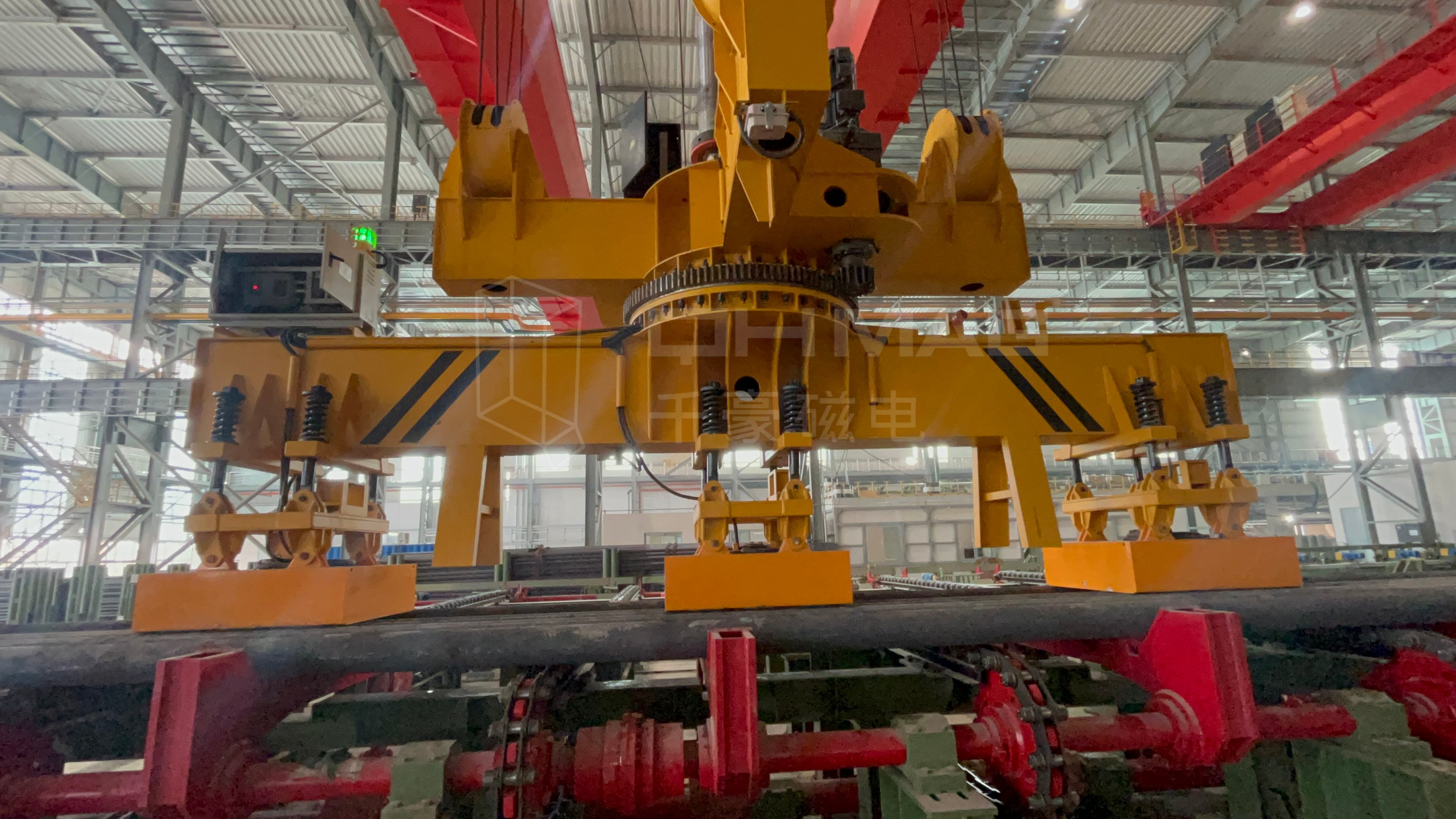 成排圓坯吊運，圓坯吊運，圓坯搬運，吊圓坯，圓坯怎么吊，電永磁吊具，成排鋼管吊運，一次吊一排圓坯，圓坯電永磁吊具，起重電永磁鐵，永磁起重器，起重電磁鐵，電磁吊，磁力吊，吊具，起重吊具，智能行車